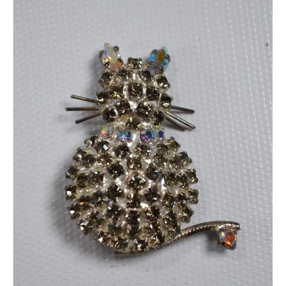 SUZANNE BJONTEGARD Gray Rhinestone‎ Cat Brooch 1.75